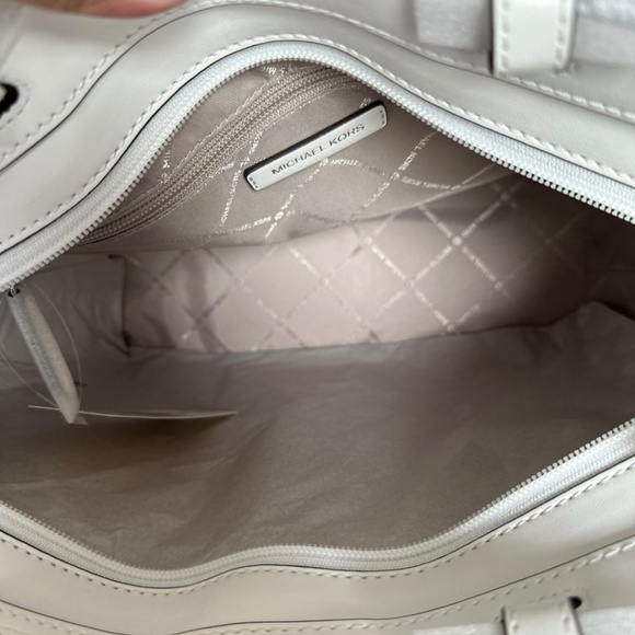 Michael Kors Jet Set Tote - Picture 7 of 9